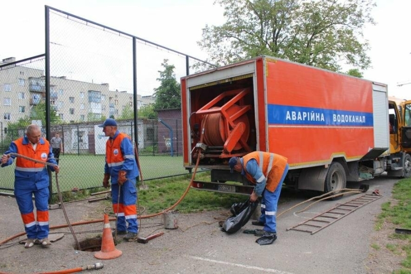 «Людоньки, схаменіться!»: у Тернополі невідомий кинув в каналізацію автомобільне колесо