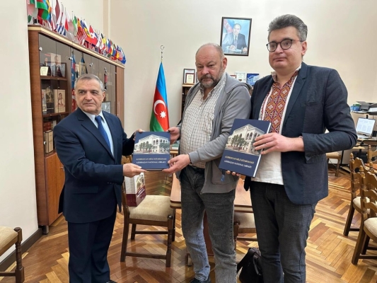Українські книжки передали Національній бібліотеці Азербайджану