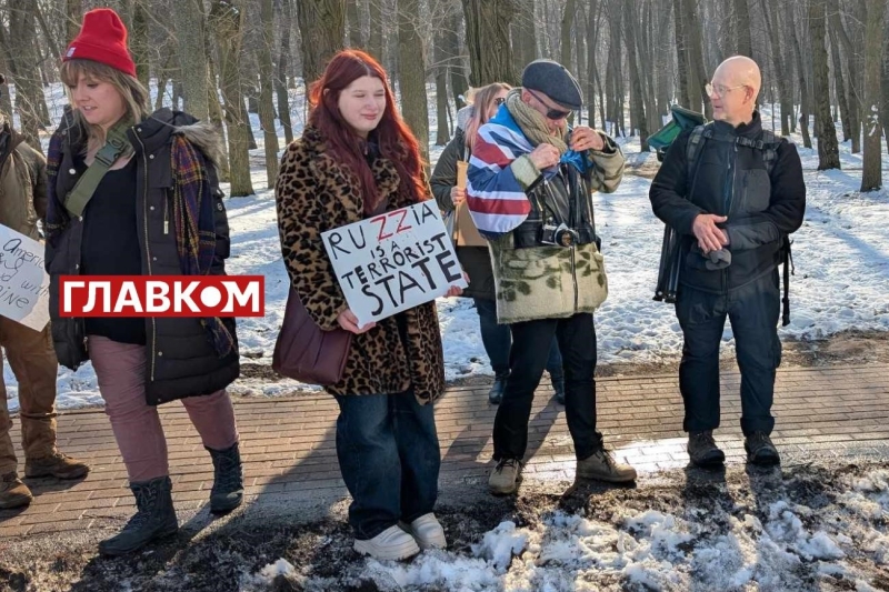 Громадяни США влаштували пікет під своїм посольством у Києві (фото, відео)