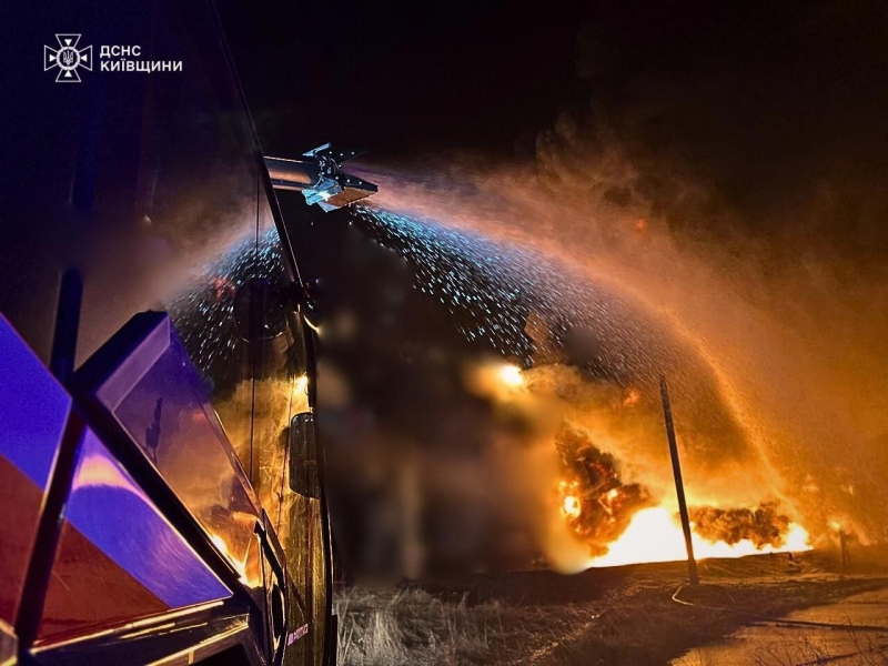 На Київщині через атаку дронів виникла масштабна пожежа (фото)