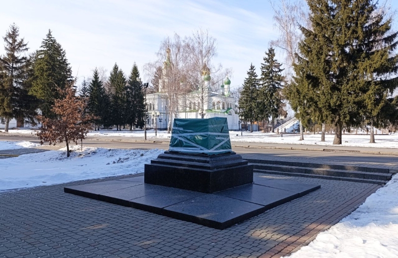 У Полтаві демонтували пам’ятник Петру І