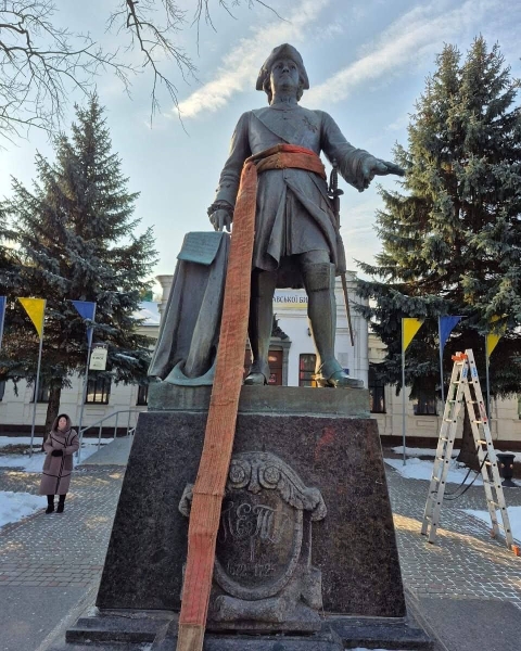 У Полтаві демонтували пам’ятник Петру І