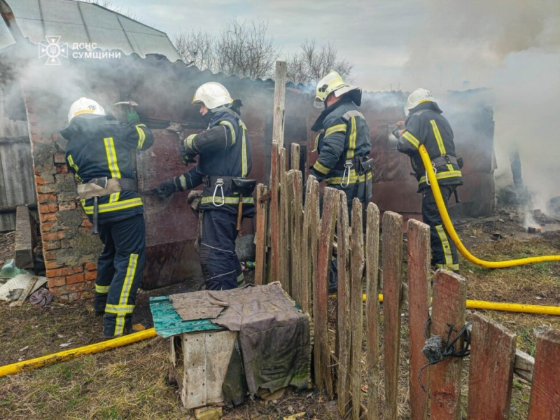 На Сумщині вогнеборці двічі ліквідовували загоряння в житловому секторі
