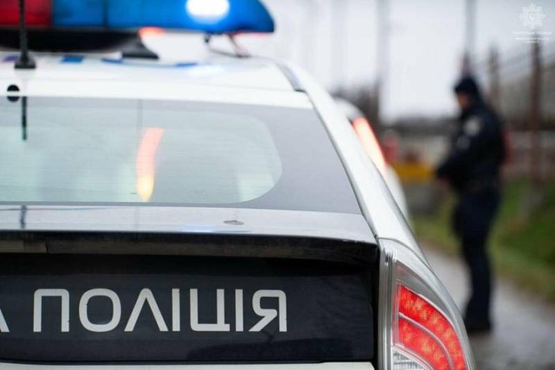 У Франківську чоловік посеред білого дня кидався у поліцейських лайном (ВІДЕО)