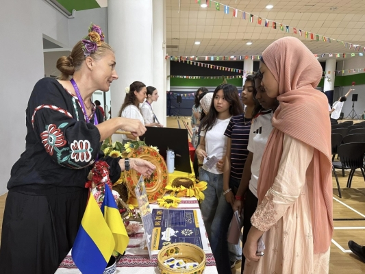 У школі Малайзії представили ‎українську культуру на Міжнародному дні