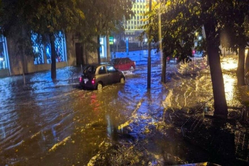 Потужне похолодання повертається в Україну, жахлива злива і град вируватимуть в регіонах: суне дощ, дика гроза і шквали 
