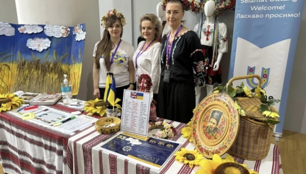 У школі Малайзії представили ‎українську культуру на Міжнародному дні