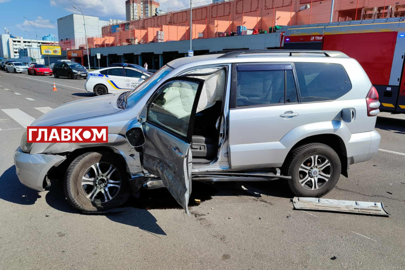 Моторошна ДТП на Здолбунівській: у Києві зіштовхнулися два позашляховики