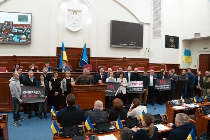 Блокування імені Порошенка. Хто паралізував Київраду