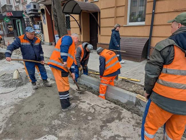 Дорогу до найбільшого кладовища Рівного «підлатали»
