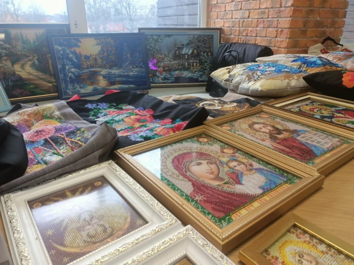 Майстриня з села Лище презентувала вишиті бісером картини на ярмарку ветеранського бізнесу