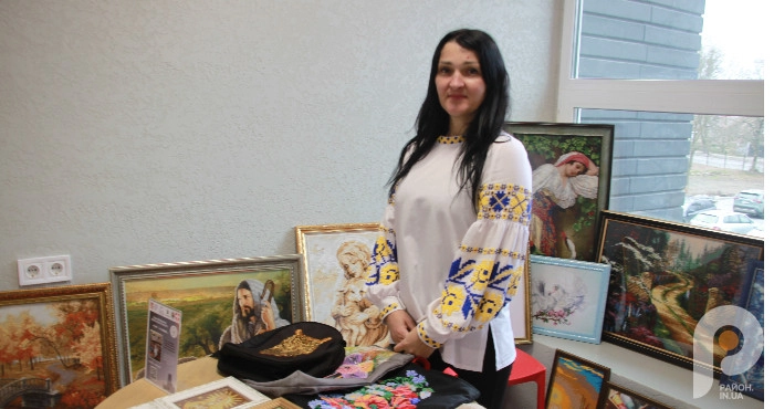 Майстриня з села Лище презентувала вишиті бісером картини на ярмарку ветеранського бізнесу