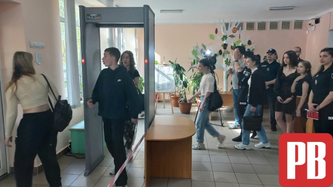 Щоб не несли ножі і газові балончики: у школах Рівного почали встановлювати металошукачі