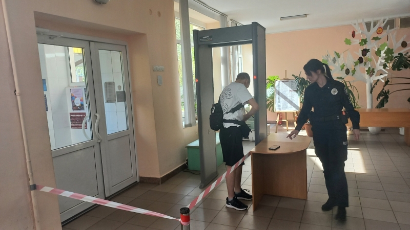 Щоб не несли ножі і газові балончики: у школах Рівного почали встановлювати металошукачі