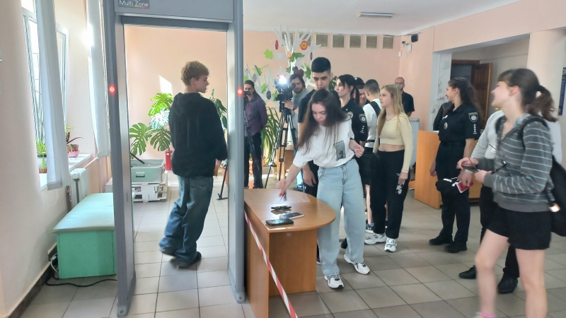 Щоб не несли ножі і газові балончики: у школах Рівного почали встановлювати металошукачі