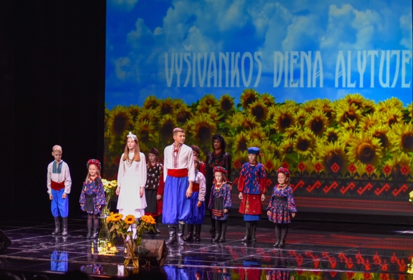 Перша леді Литви завітала на захід до Дня вишиванки у місті Алітус
