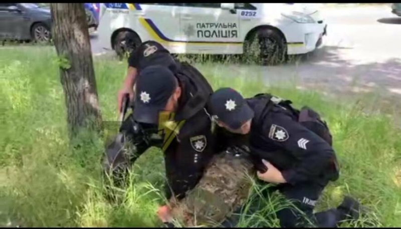 У Запоріжжі патрульні пояснили, чому із застосуванням сили затримали чоловіка та погрожували зброєю