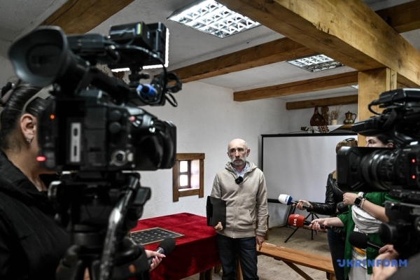 У Запоріжжі показали знайдені на узбережжі Дніпра срібні монети ІХ-Х століть