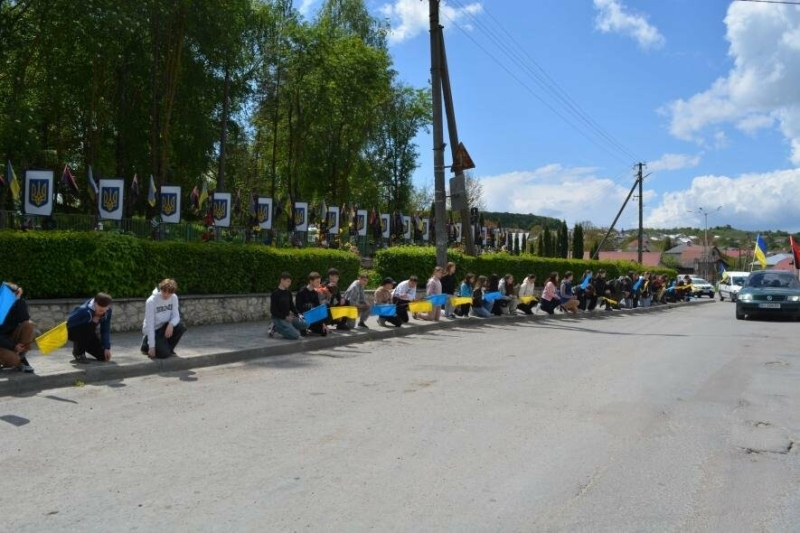 Місто стало на коліна, гучні ридання линули понад хмари: на Тернопільщині поховали полеглого воїна (ФОТО)