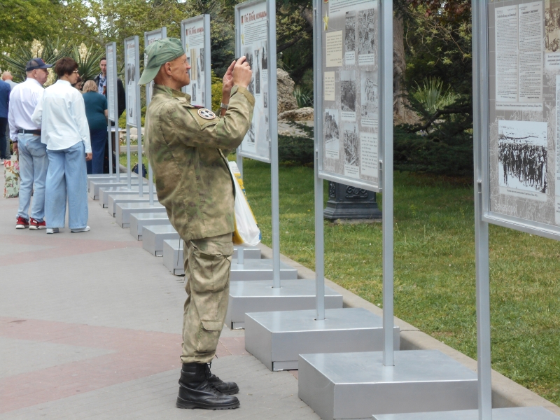 9 травня у Севастополі: портрет Сталіна біля Вічного вогню, гуляння у центрі, катання дітей на «Іскандерах»
