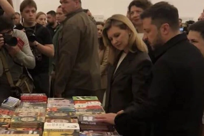 Зеленський на «Книжковому Арсеналі» придбав книгу «Убити тирана» 