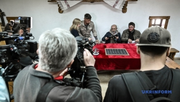 У Запоріжжі показали знайдені на узбережжі Дніпра срібні монети ІХ-Х століть