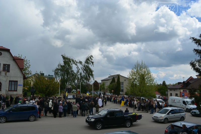 Місто стало на коліна, гучні ридання линули понад хмари: на Тернопільщині поховали полеглого воїна (ФОТО)