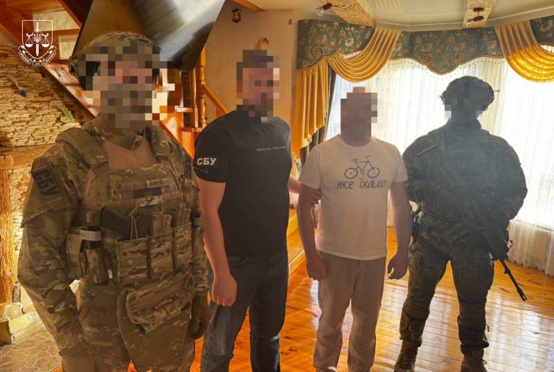 Бізнесмен на Рівненщині незаконно видобував бурштин (ФОТО)