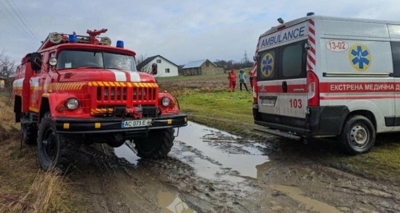 Жахлива дорога на Тернопільщині ледь не стала фатальною для хворого, до якого не могла добратися карета швидкої