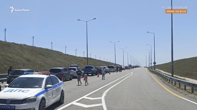 Перед Керченським мостом на виїзді з Криму в чергах зібралося майже 500 автомобілів