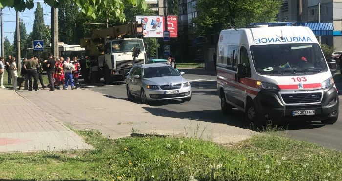 Маму з немовлям у візку збила вантажівка-кран у Луцьку