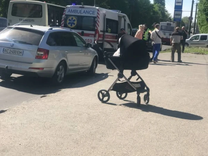 Маму з немовлям у візку збила вантажівка-кран у Луцьку