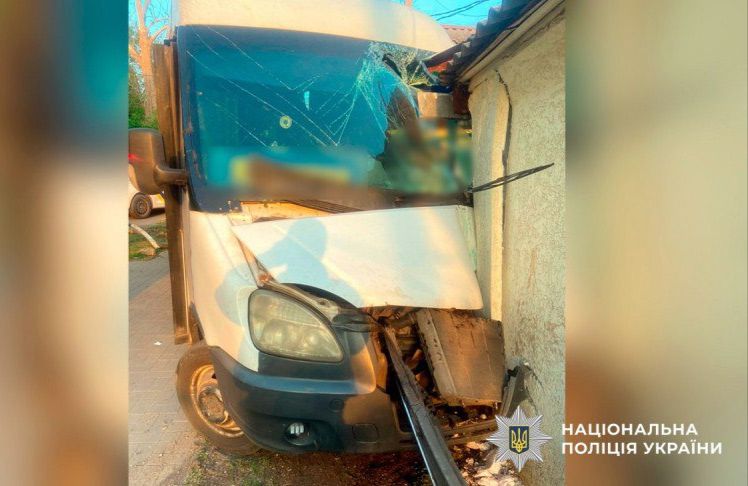 На вулиці Монастирській водій «Рути» врізався у будинок — чоловік помер у лікарні