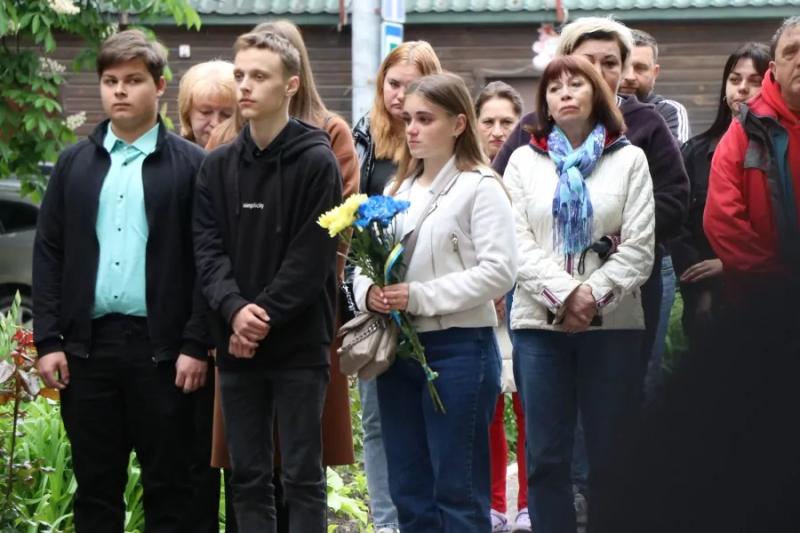 У Полтавській громаді відкрили меморіальну дошку захиснику України Артемові Негребецькому