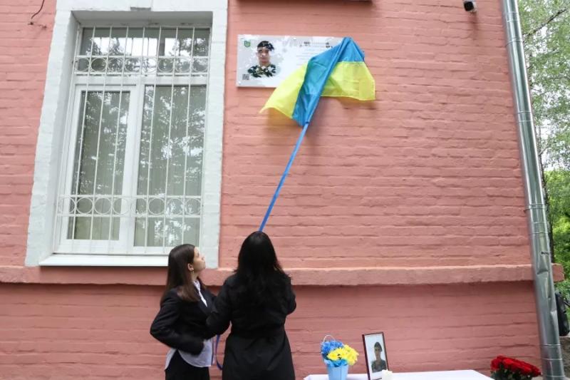 У Полтавській громаді відкрили меморіальну дошку захиснику України Артемові Негребецькому