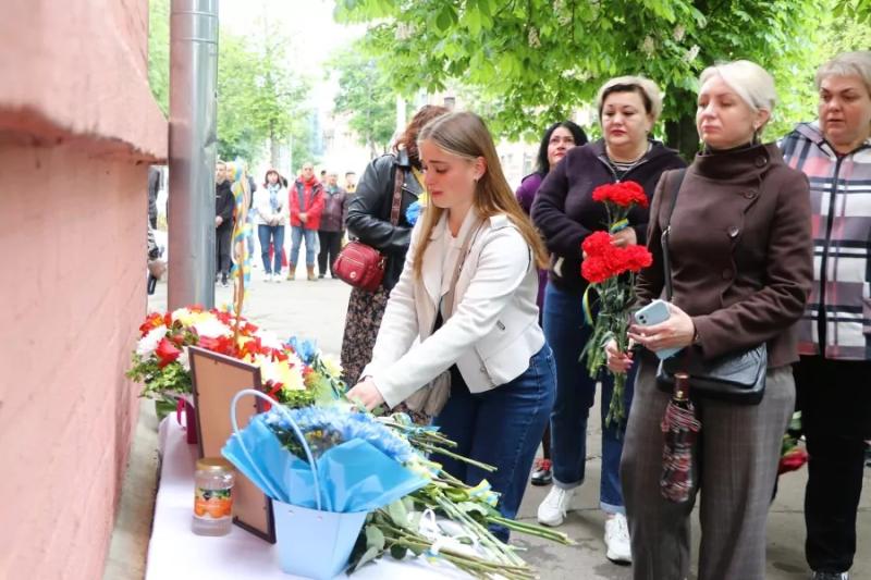 У Полтавській громаді відкрили меморіальну дошку захиснику України Артемові Негребецькому