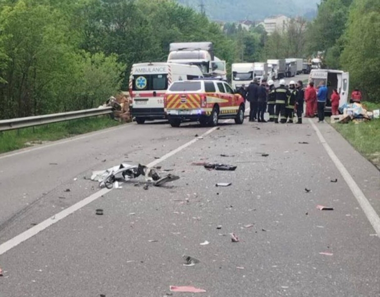 Водій мікроавтобуса з Рівненщини загинув у зіткненні з вантажівками
