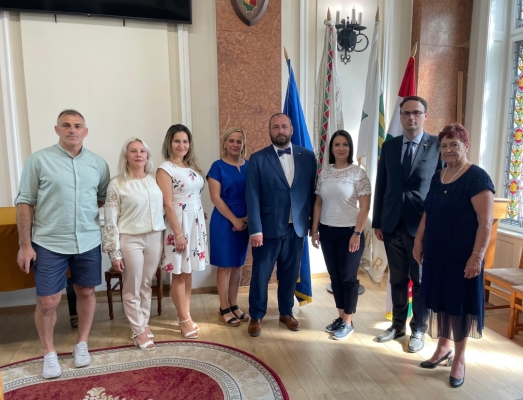 Нову «Українську книжкову поличку» відкрили в угорському місті Нірбатор