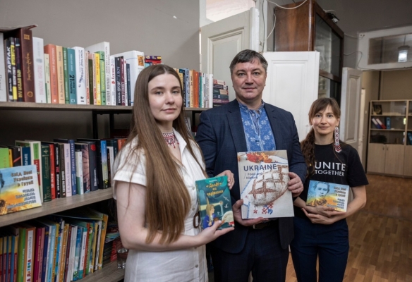 «Українську книжкову поличку» відкрили в Батумі