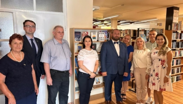 Нову «Українську книжкову поличку» відкрили в угорському місті Нірбатор
