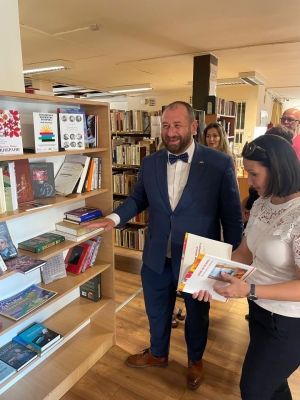 Нову «Українську книжкову поличку» відкрили в угорському місті Нірбатор