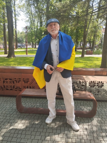 Історія масажиста з Маріуполя: вижив у блокаді, повернувся до України, відновив свою справу та знову одружився у 76 років
