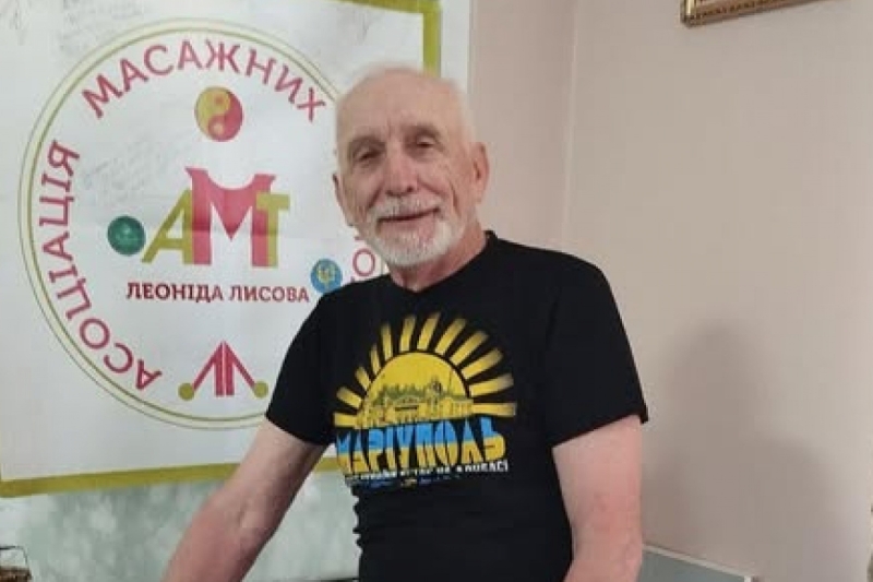 Історія масажиста з Маріуполя: вижив у блокаді, повернувся до України, відновив свою справу та знову одружився у 76 років