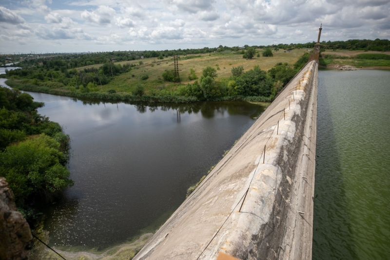 Порожні крани, дірки в трубах та «річки» на вулицях: куди пішла вода з окупованих міст Донеччини