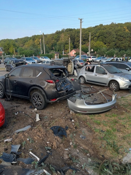 Вночі на Леваді Tesla на великій швидкості влетіла в автостоянку