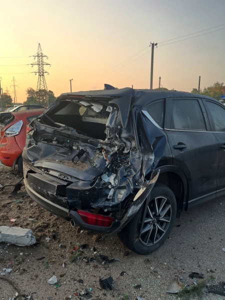 Вночі на Леваді Tesla на великій швидкості влетіла в автостоянку