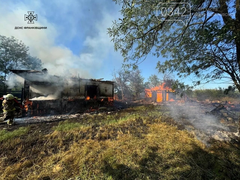 Масштабна пожежа через палія: вогонь охопив будинок у Надвірнянському районі (ФОТО)