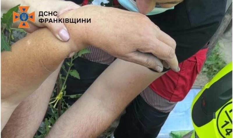 Моторошний випадок: жінка в Івано-Франківську впала на арматуру (ФОТО)