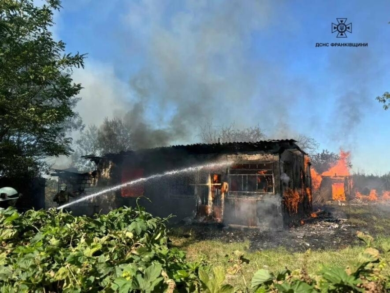 Масштабна пожежа через палія: вогонь охопив будинок у Надвірнянському районі (ФОТО)