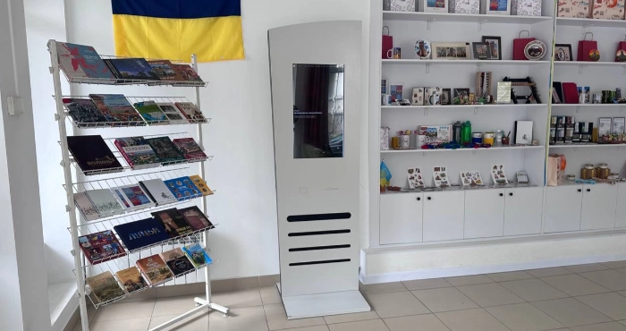 У Луцьку встановили екрани для бронювання екскурсій в Окольний замок